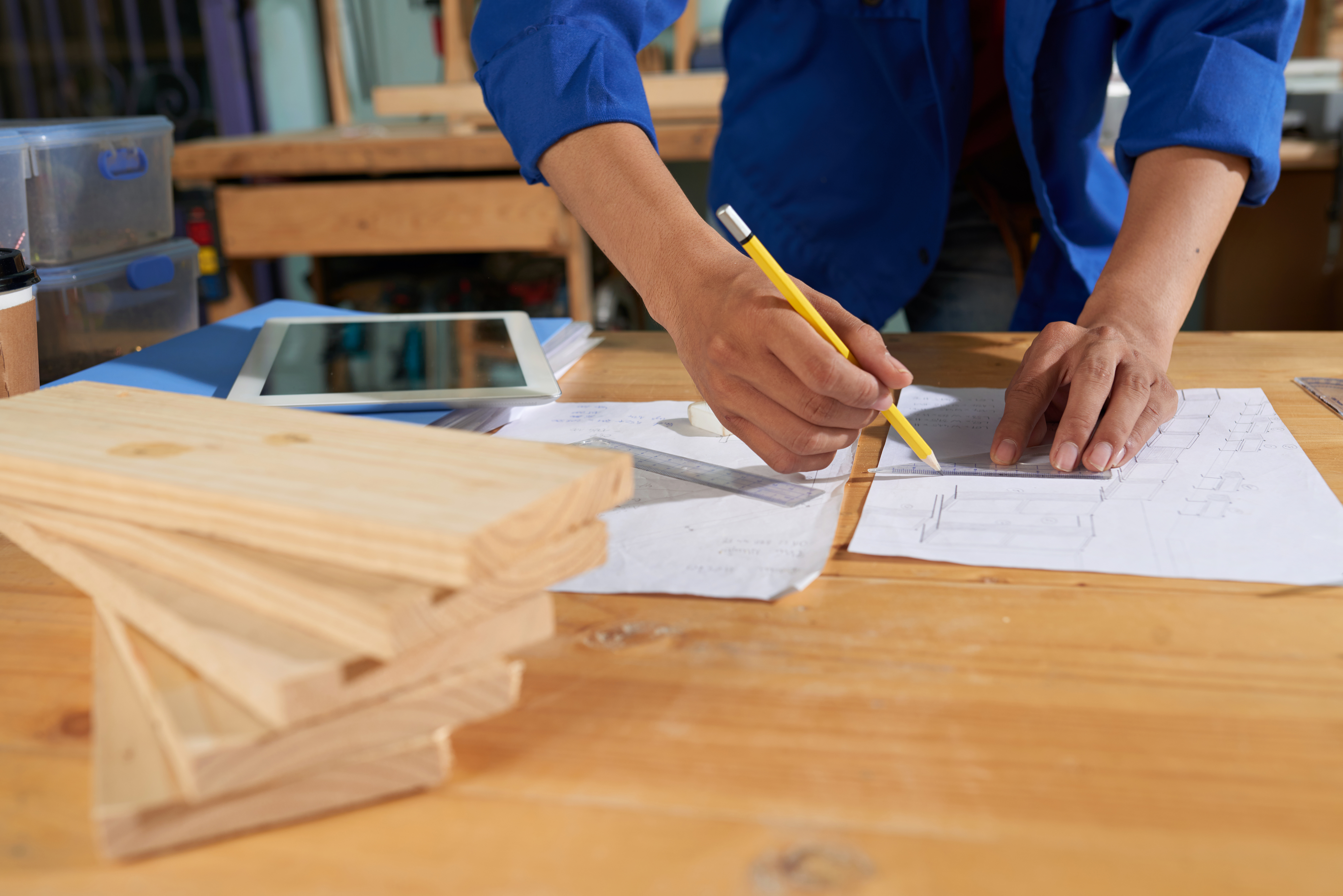 Projektant FESMEBLE przy pracy nad 3D-wizualizacją kuchni