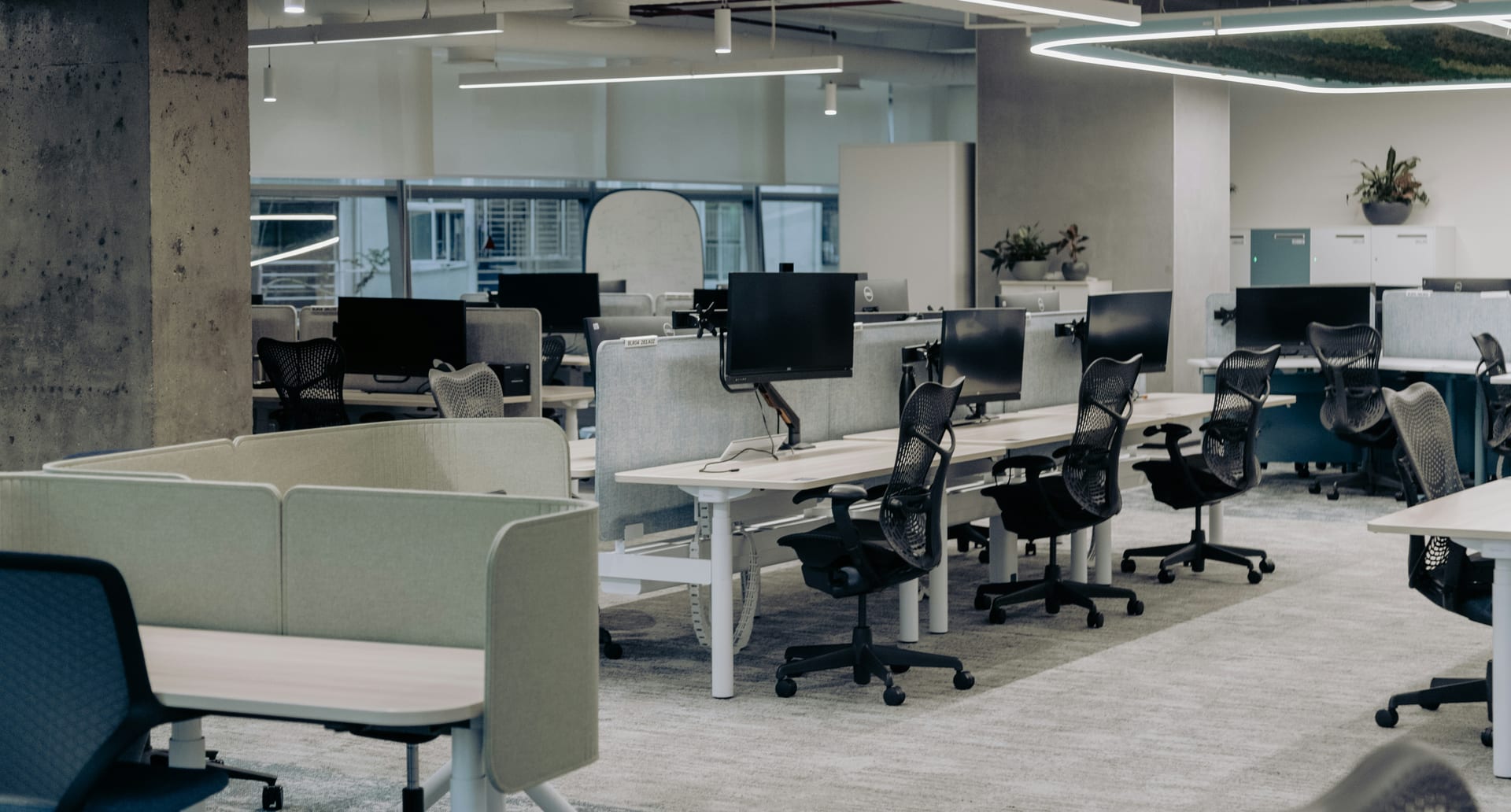 Biuro open space z modularnym stanowiskami pracy i przegrodami akustycznymi